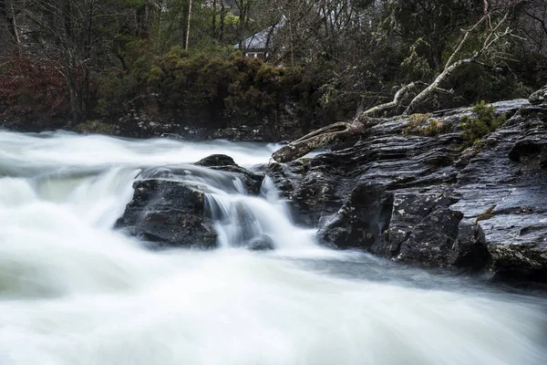 Killin, Highlands, İskoçya 'da şaşırtıcı doğal şelale