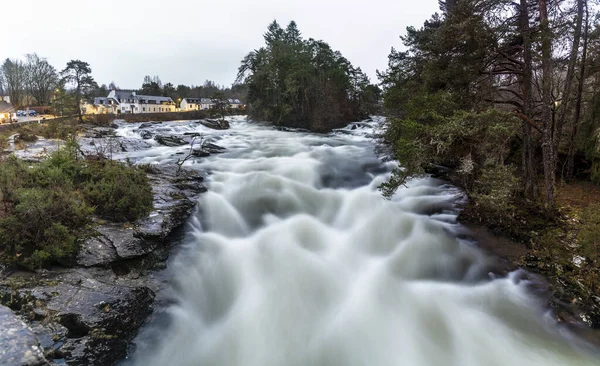 Killin, Highlands, İskoçya 'da şaşırtıcı doğal şelale