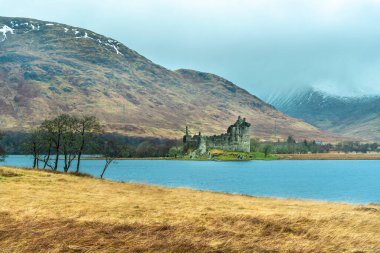 Kilchurn Kalesi 'nin panoramik manzarası Yağmurlu bir günde, İskoçya, Sco