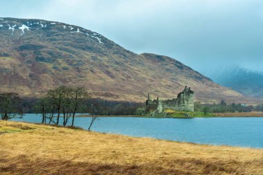 Kilchurn Kalesi 'nin panoramik manzarası Yağmurlu bir günde, İskoçya, Sco