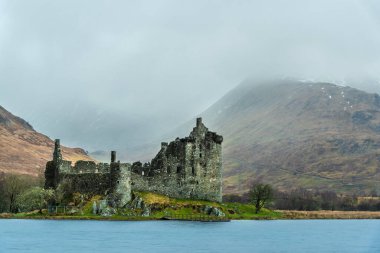 Kilchurn Kalesi 'nin panoramik manzarası Yağmurlu bir günde, İskoçya, Sco