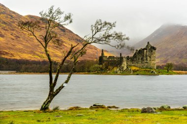 Kilchurn Kalesi 'nin panoramik manzarası Yağmurlu bir günde, İskoçya, Sco