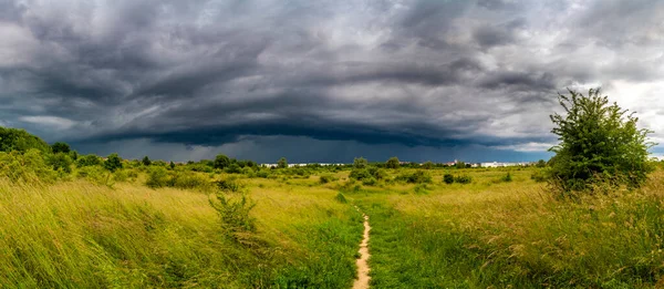 フィールド上の棚雲の劇的なビュー 水平方向の雲の情報 — ストック写真