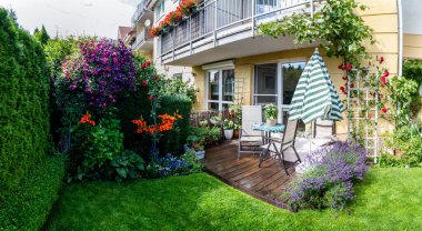 Çiçeklerle dolu güzel bir bahçe.