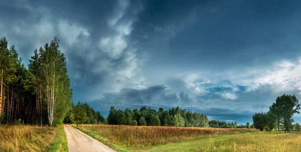 Dramática Vista Una Nube Estante Sobre Campo Nube Horizontal —  Fotos de Stock