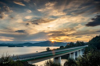 Güzel insanlar olmadan manzarayı görmek, bulutlarla uzun süre temas etmek.