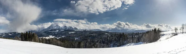 Hermoso Paisaje Invierno Con Vistas Las Montañas Tatra —  Fotos de Stock