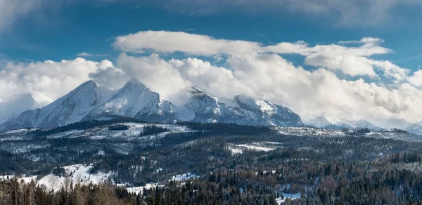 タトラ山脈を望む美しい冬の風景 — ストック写真
