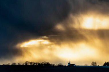 Gün batımında dramatik manzara manzarası, Polonya