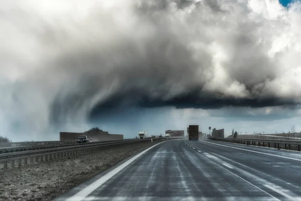 Dramatischer Blick Auf Eine Regalwolke Über Einer Autobahn Horizontale Wolke — Stockfoto