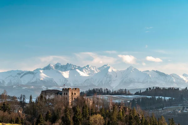 Czorsztyn kalesi ve Tatra manzaralı güzel bir manzara. 