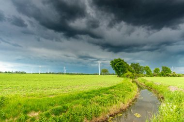 Bir alanın üzerindeki bulut dramatik görünümü, yatay bulut oluşumu