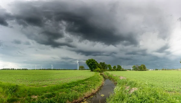 Dramática Vista Una Nube Sobre Campo Formación Horizontal Nubes — Foto de Stock