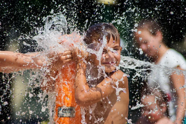 Çocuk su oyunu — Stok fotoğraf