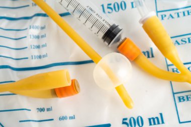 Foley kateteri ve idrar boşaltma torbası sakatlık veya hastanede yatan hasta için idrar topluyor..