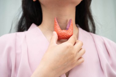 Hipertiroidizm, aşırı aktif tiroid, tiroid lenfoma, tiroid bezi insan anatomisi olan Asyalı kadın..