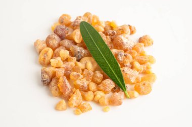 Tütsü ya da olibanum aromatik reçine tütsü ve parfümlerde kullanılan beyaz arka planda izole edilmiş..