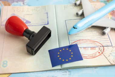 Pasaportlu AB bayrağı ve seyahat için uçak.