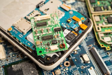 Not defteri, elektronik, bilgisayar donanımı ve teknolojisinin devre ana paneli onarılıyor ve güncelleniyor.