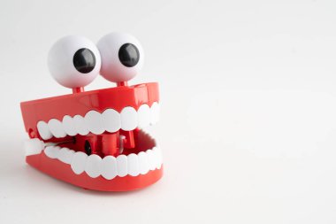Diş sağlığı için takma dişli komik kırmızı dişler..