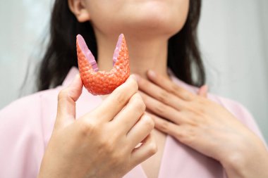 Hipertiroidizm, aşırı aktif tiroid, tiroid lenfoma, tiroid bezi insan anatomisi olan Asyalı kadın..