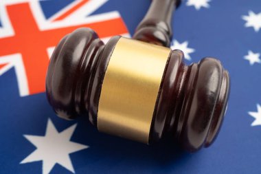 Avustralya, Hukuk, Adalet ve Anlaşma, Ahşap mahkeme tokmağı.
