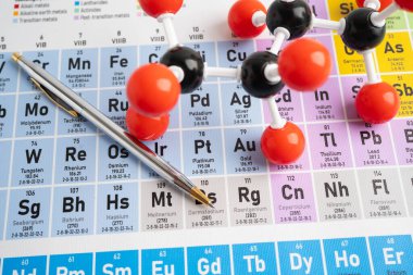 Periyodik tablo arka planında moleküller kimyasal.