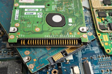 Not defteri, elektronik, bilgisayar donanımı ve teknolojisinin devre ana paneli onarılıyor ve güncelleniyor.