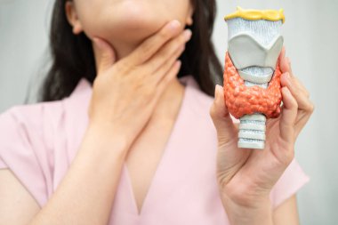 Hipertiroidizm, aşırı aktif tiroid, tiroid lenfoma, tiroid bezi insan anatomisi olan Asyalı kadın..
