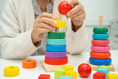 Asyalı yaşlı bir kadın, geliştirme oyunu oynuyor..