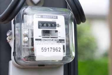 Ev ve ofisteki enerji maliyeti için elektrik ölçüm sayacı.