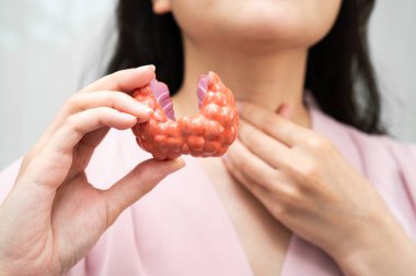 Hipertiroidizm, aşırı aktif tiroid, tiroid lenfoma, tiroid bezi insan anatomisi olan Asyalı kadın..