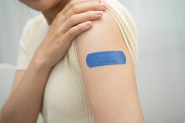 HPV, insan papillomavirus, mavi bandajlı aşı olan Asyalı genç kadın..