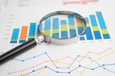 Grafik kağıdındaki büyüteç. Mali kalkınma, Bankacılık Hesabı, İstatistik, Yatırım Analitik Araştırma Veri Ekonomisi.