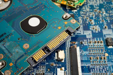 Not defteri, elektronik, bilgisayar donanımı ve teknolojisinin devre ana paneli onarılıyor ve güncelleniyor.