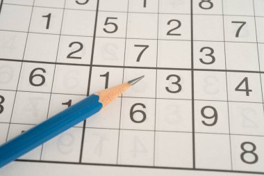 Pratik becerisi için kalemle yapboz oyunu.