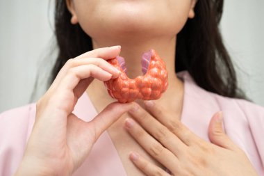 Hipertiroidizm, aşırı aktif tiroid, tiroid lenfoma, tiroid bezi insan anatomisi olan Asyalı kadın..