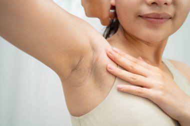 Asyalı kadınların siyah koltuk altı güzellik sorunları vardır..