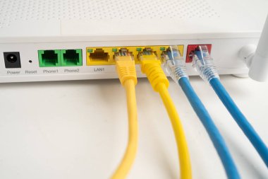 İnternet servis sağlayıcısına bağlı ethernet kablosu.