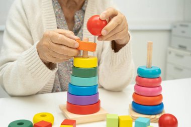 Asyalı yaşlı bir kadın, geliştirme oyunu oynuyor..