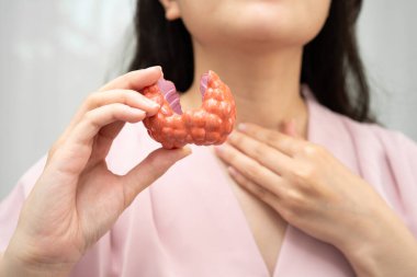 Hipertiroidizm, aşırı aktif tiroid, tiroid lenfoma, tiroid bezi insan anatomisi olan Asyalı kadın..