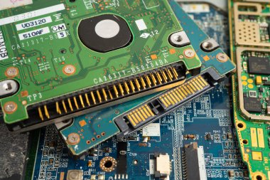 Not defteri, elektronik, bilgisayar donanımı ve teknolojisinin devre ana paneli onarılıyor ve güncelleniyor.