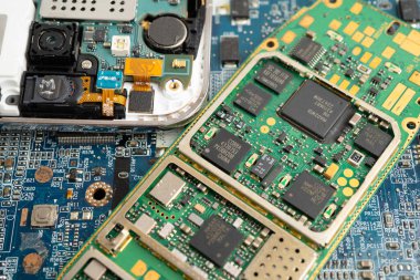 Not defteri, elektronik, bilgisayar donanımı ve teknolojisinin devre ana paneli onarılıyor ve güncelleniyor.