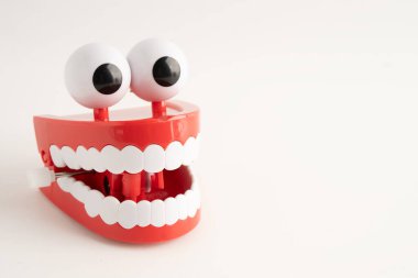 Diş sağlığı için takma dişli komik kırmızı dişler..
