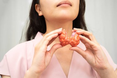 Hipertiroidizm, aşırı aktif tiroid, tiroid lenfoma, tiroid bezi insan anatomisi olan Asyalı kadın..