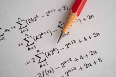 Eğitim okulunda matematik formülü sınav kağıdı üzerine kalem..