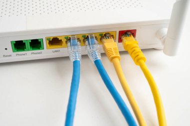 İnternet servis sağlayıcısına bağlı ethernet kablosu.
