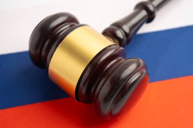 Rusya, Hukuk, Adalet ve Anlaşma, Ahşap mahkeme tokmağı.