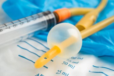 Foley kateteri ve idrar boşaltma torbası sakatlık veya hastanede yatan hasta için idrar topluyor..