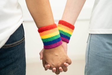 Gökkuşağı bilekliği takan Asyalı LGBT çifti..